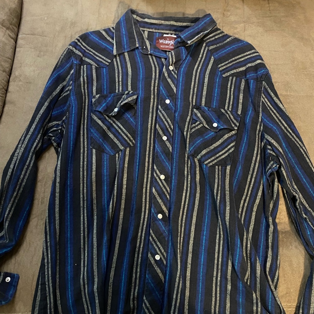 Wrangler long sleeve button up shirt